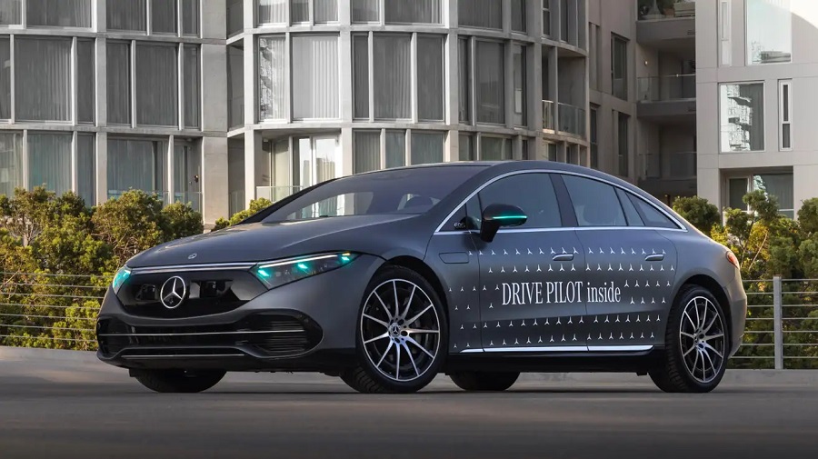 Mercedes Vehicles Indicate Self-Driving Mode with External Turquoise Lights (2)