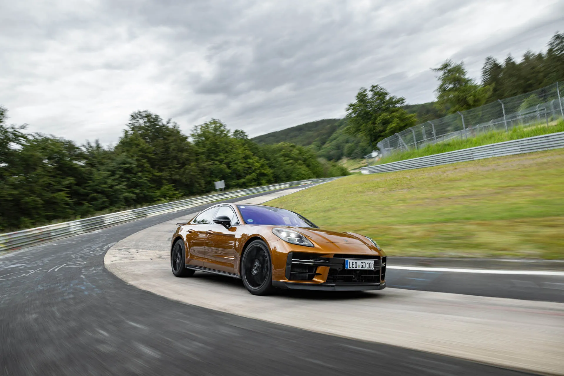 2025 Porsche Panamera Achieves New Nürburgring Lap Time Record