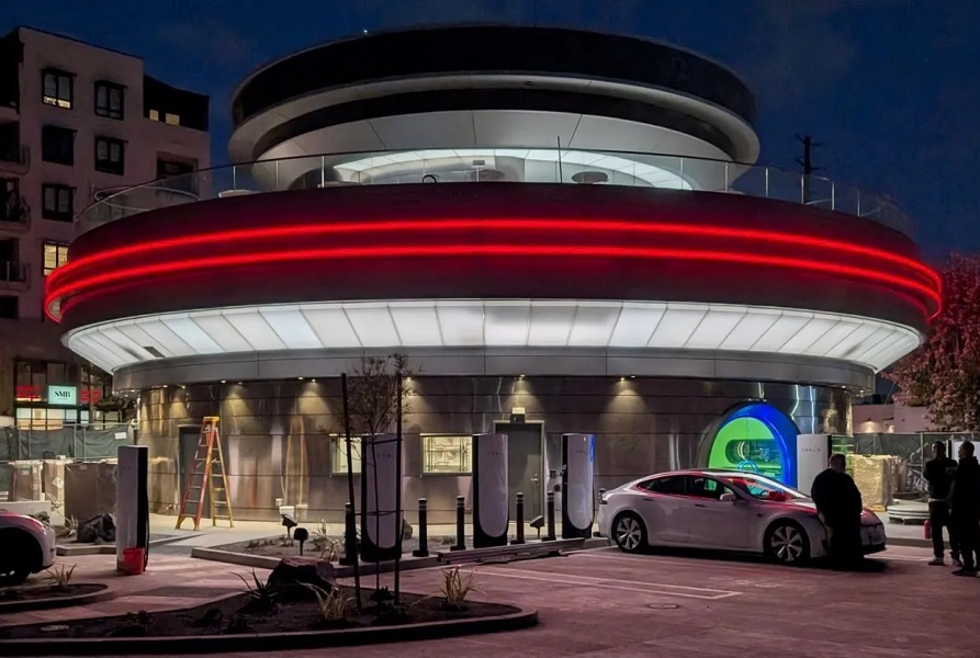 Tesla Diner ’s First Week Draws Crowds, Critics, and Controversy in Hollywood. ArabGT