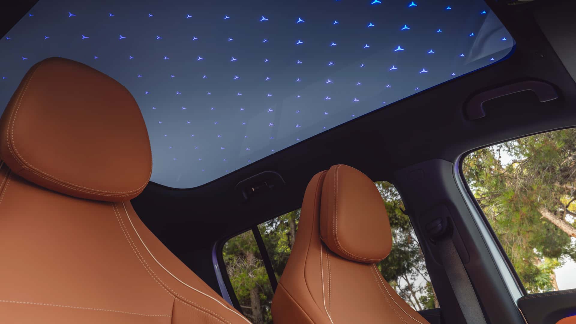 three screens and a starlight roof redefine the interior of the new mercedes glb 8